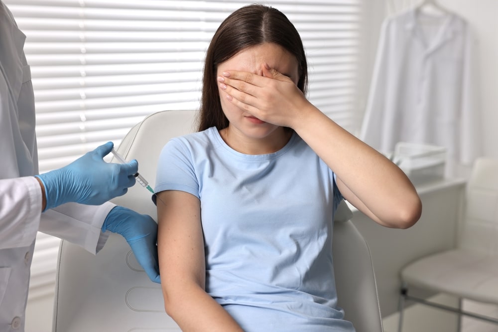 Une femme souffre d'anxiété dentaire lors de son rendez-vous chez le dentiste