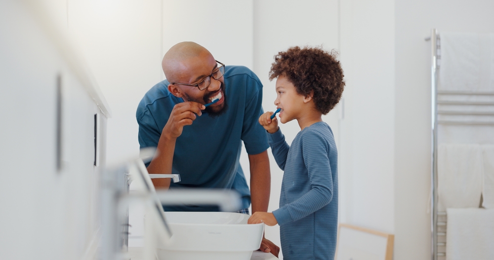 Un père et sa fille font leur routine d'hygiène dentaire